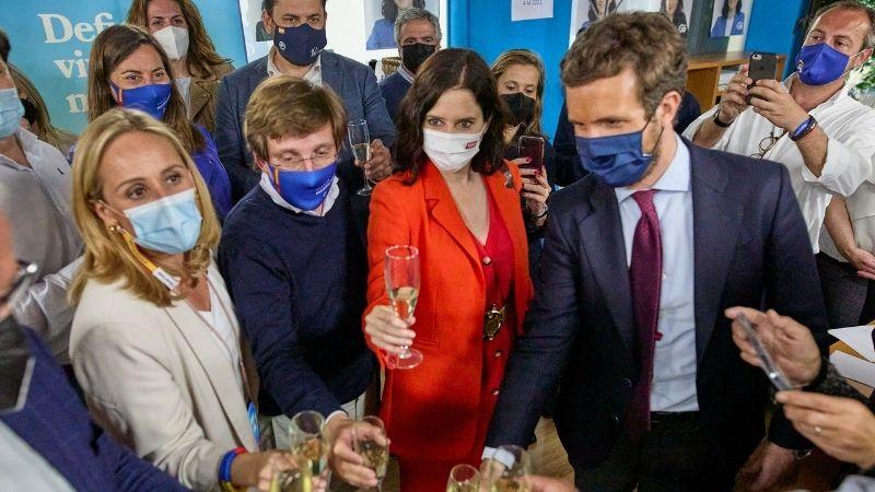 Los principales cargos del PP en Génova celebrando los resultados electorales de Madrid. EP