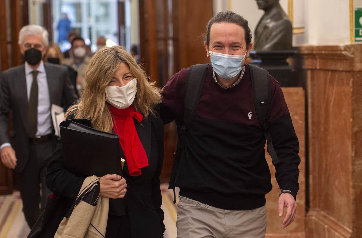 Pablo Iglesias junto a Yolanda Díaz en los pasillos del Congreso