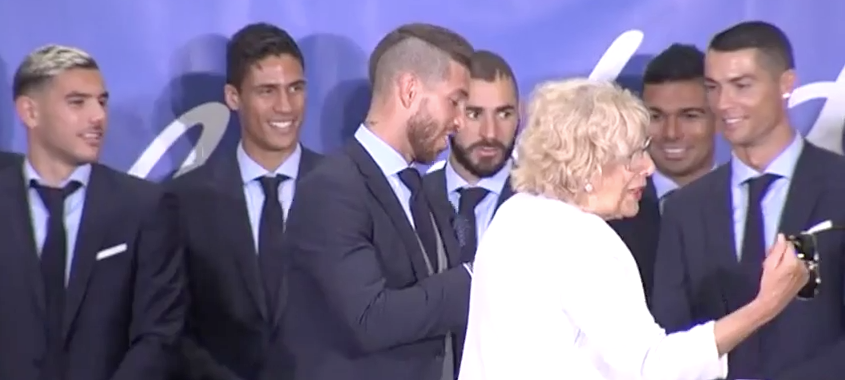 La alcaldesa de Madrid  con los jugadores del Real Madrid