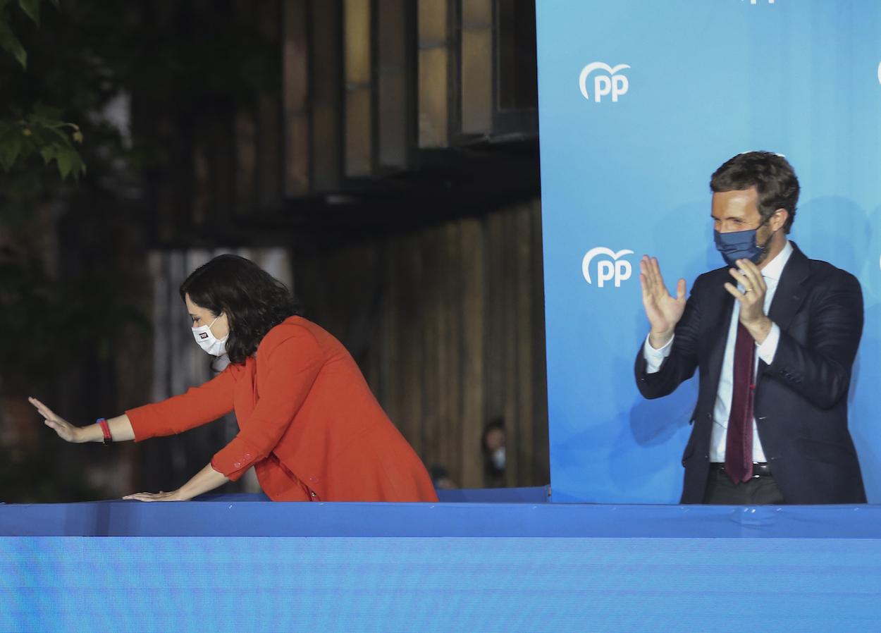 La presidenta de la Comunidad de Madrid y candidata a la reelección por el PP, Isabel Díaz Ayuso (i) y el líder del PP, Pablo Casado (d)