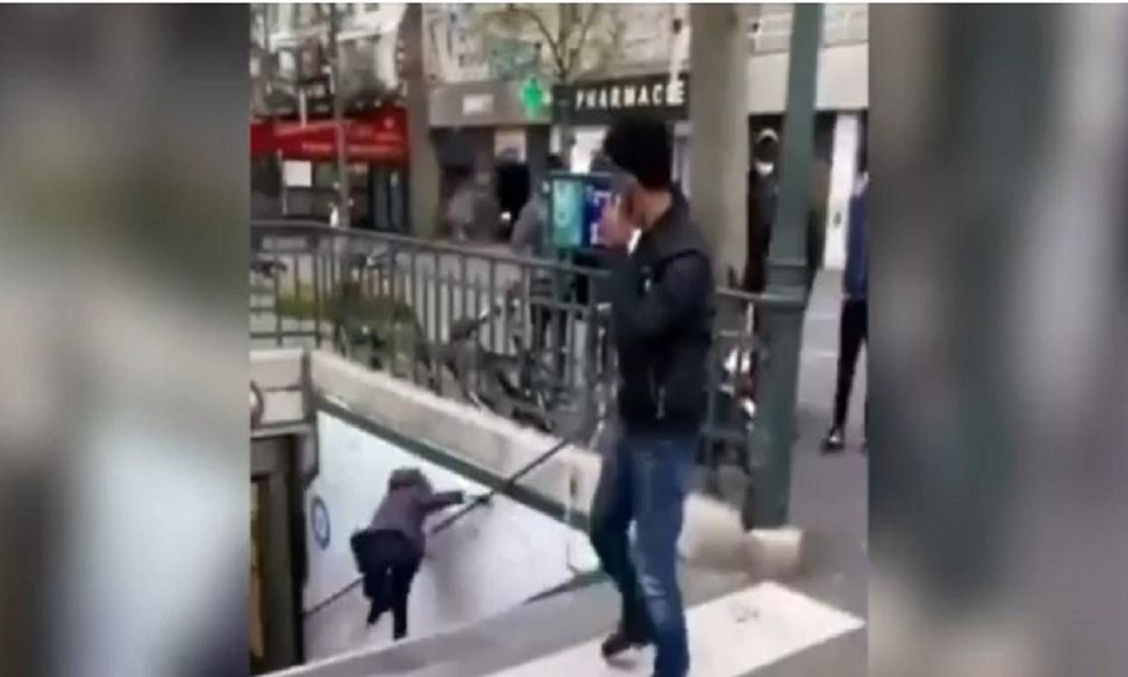 Un hombre empuja a otra mujer por las escaleras en el metro de Francia