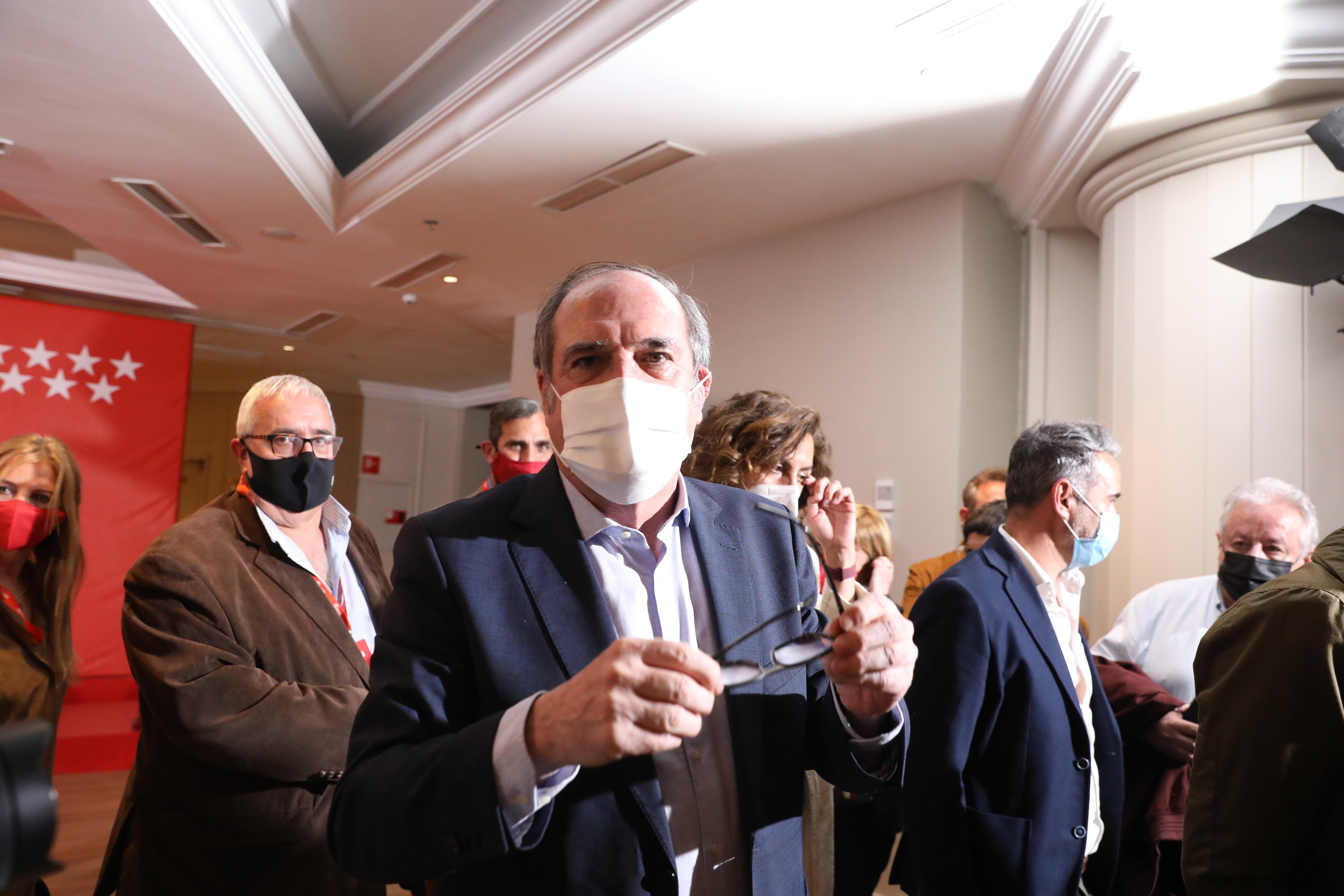 El candidato del PSOE a la Presidencia de la Comunidad de Madrid, Angel Gabilondo, momentos antes de ofrecer una rueda de prensa tras las votaciones de la jornada electoral, a 4 de mayo de 2021