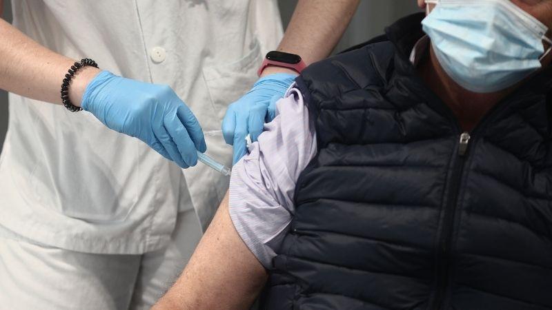 Un ciudadano recibe la vacuna de AstraZeneca contra el virus. EP