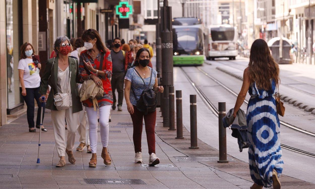 Varias personas paseando con mascarillas por las calles de Álava (País Vasco). EP