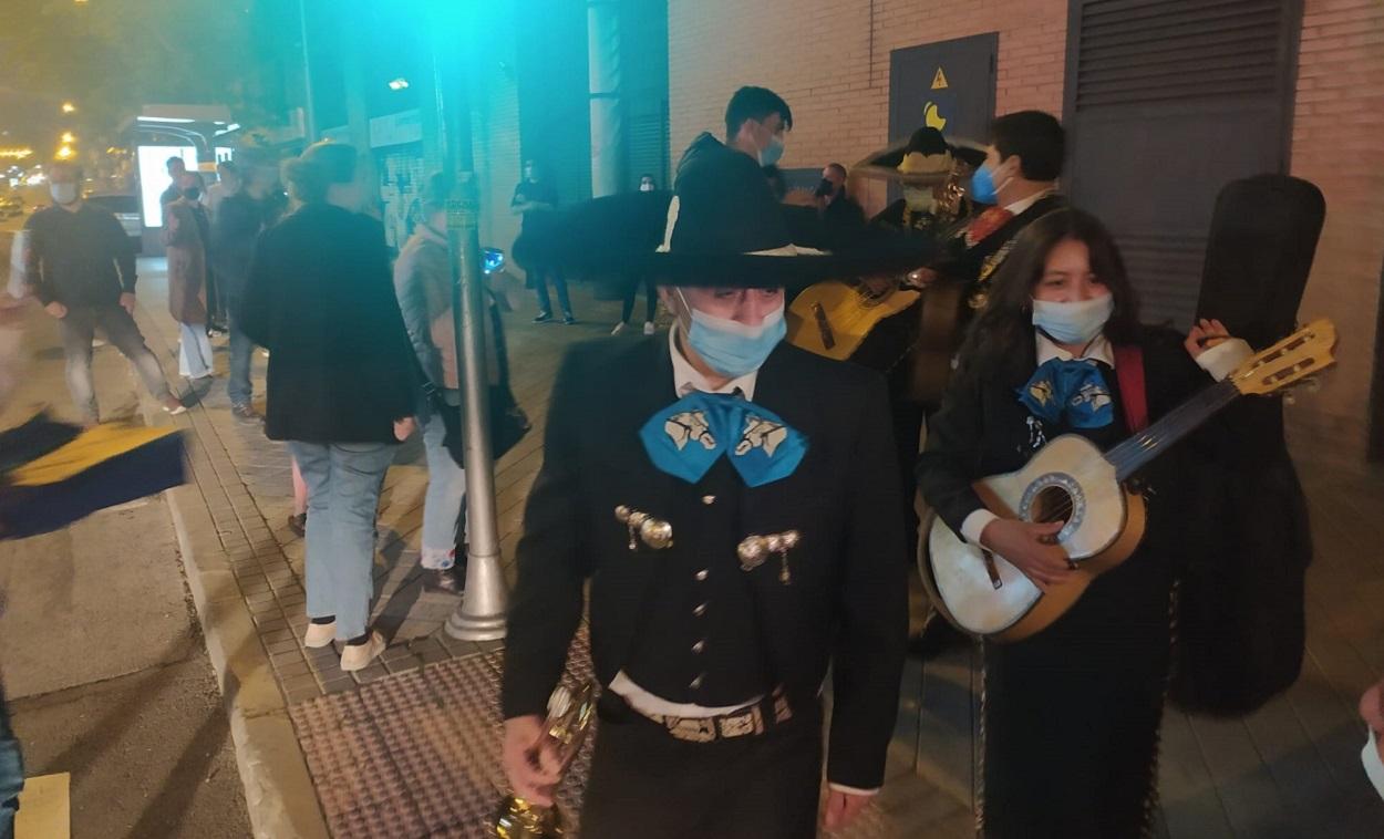 Un grupo de mariachis, pagado por Forocoches, toca varios conocidos temas frente a la sede de Podemos. EP