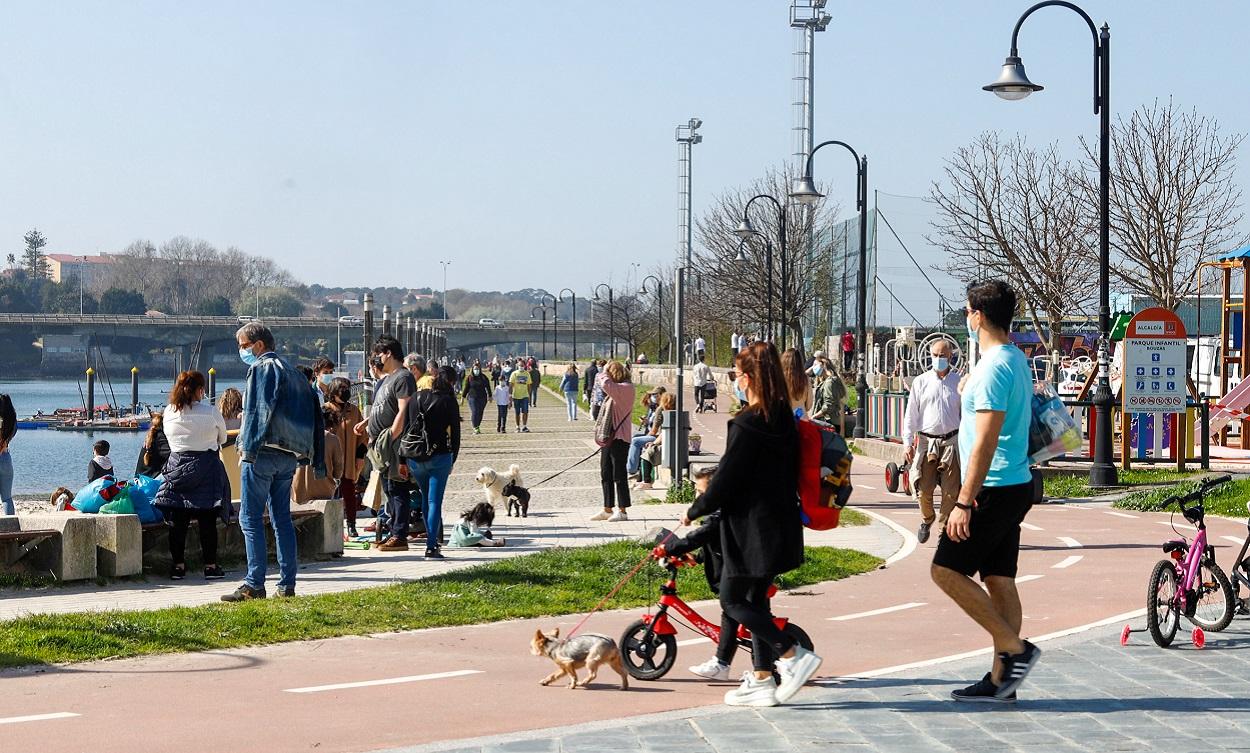 Varias personas pasean en el barrio de Bouzas, en Vigo. EP