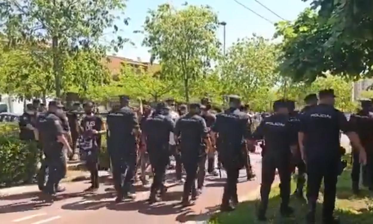 La Policía carga contra los estudiantes que protestaban contra Felipe VI en Alicante. TWITTER - Miquel Ramos