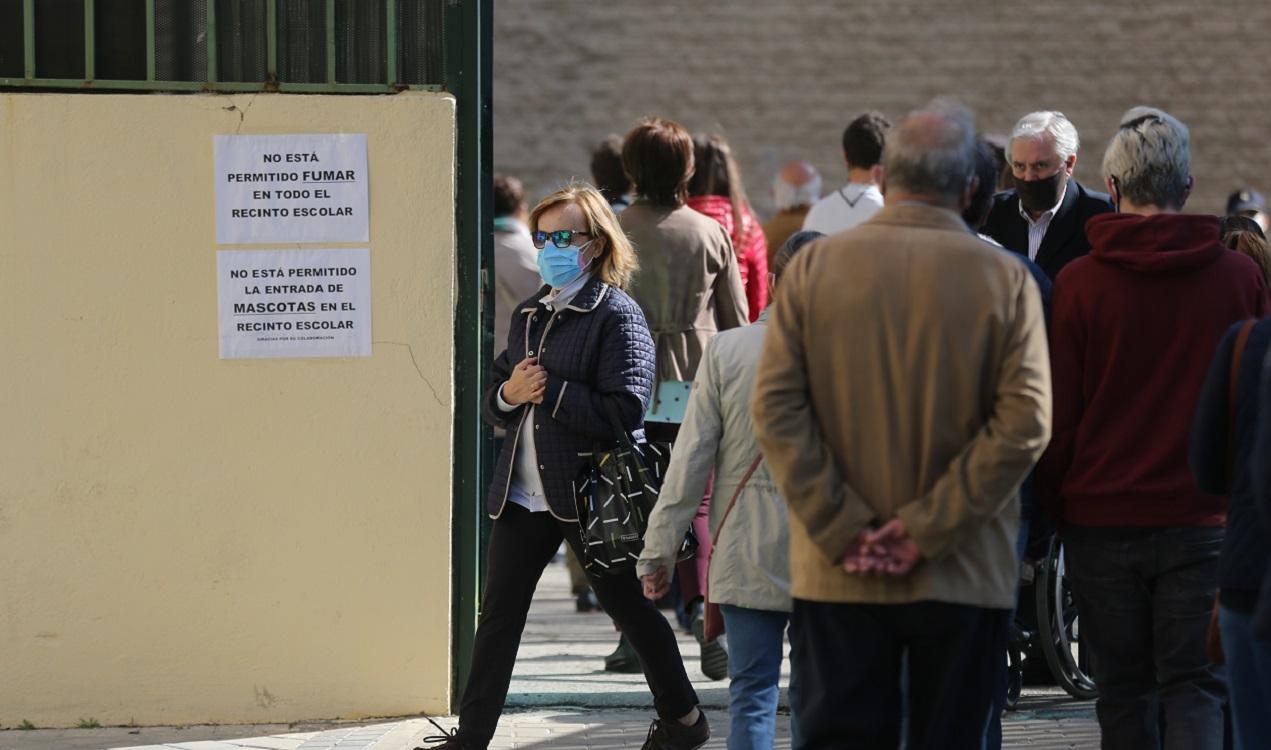 Varias personas hacen cola para votar en el Colegio Joaquín Turina, en Madrid. EP