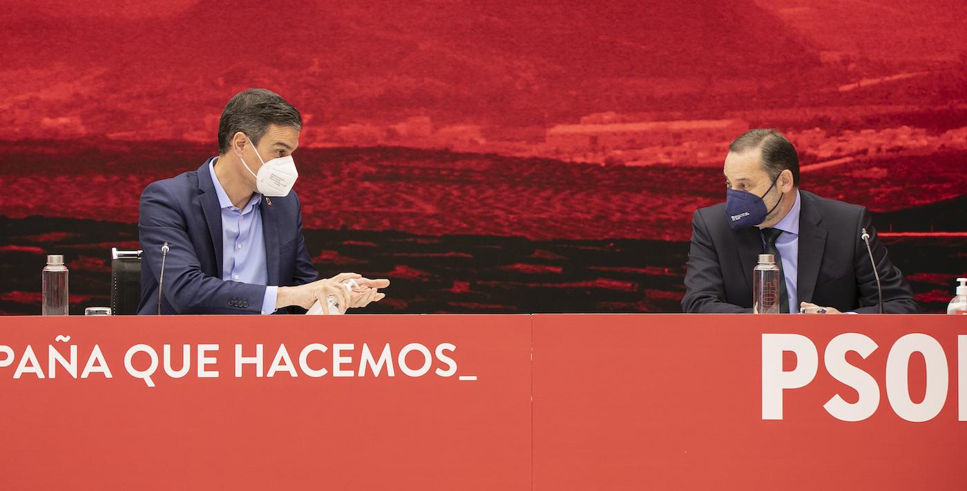 Pedro Sánchez y José Luis Ábalos, durante la Comisión Ejecutiva del PSOE el 6 de mayo de 2021. EP