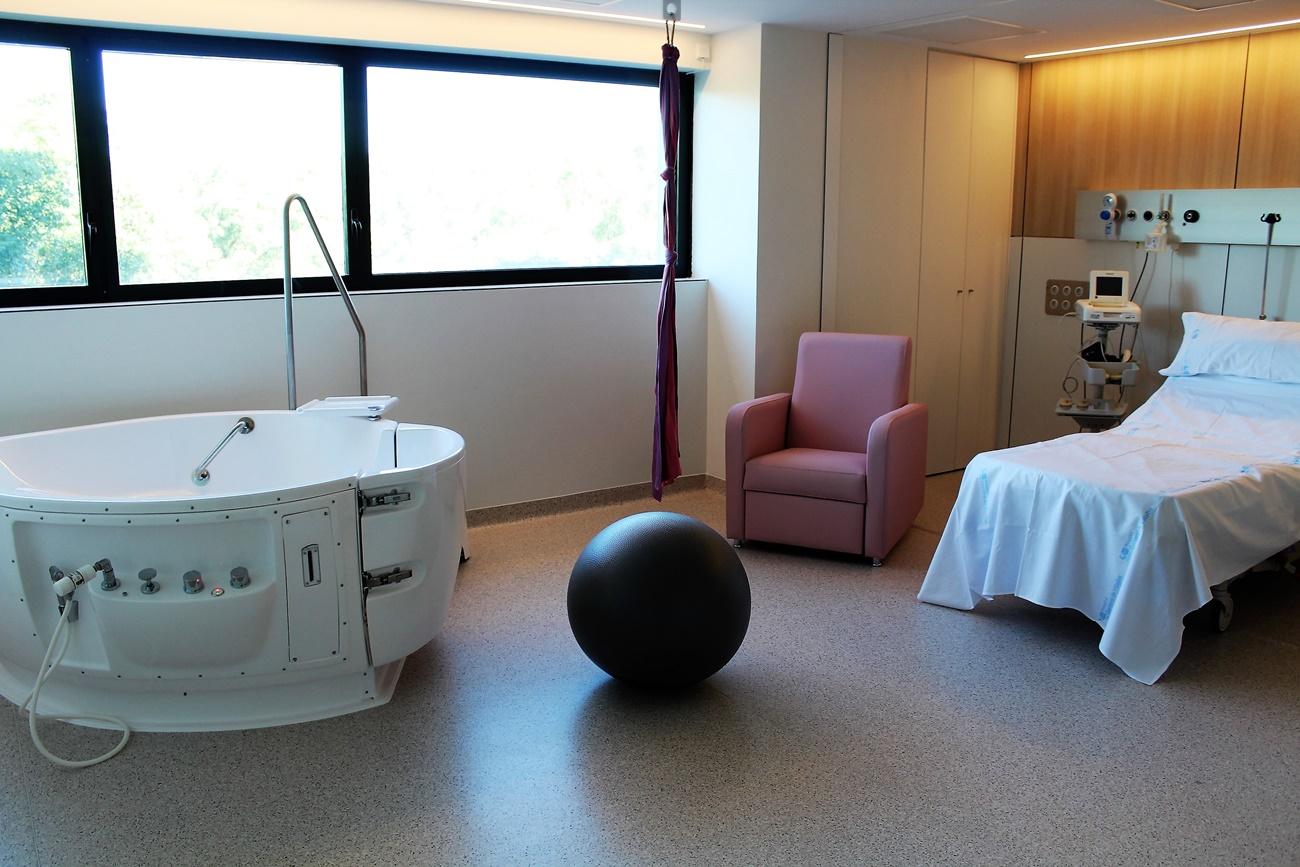Habitación del HUGV dotada de bañera,liana y pelota de pilates para el proceso de dilatación
