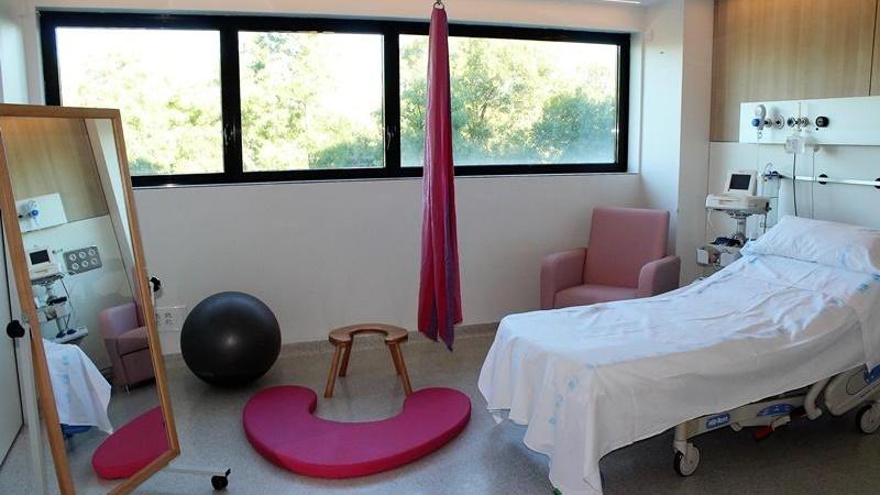 Habitación del HUGV dotada de liana,pelota de pilates,colchoneta y silla de parto para el proceso de dilatación