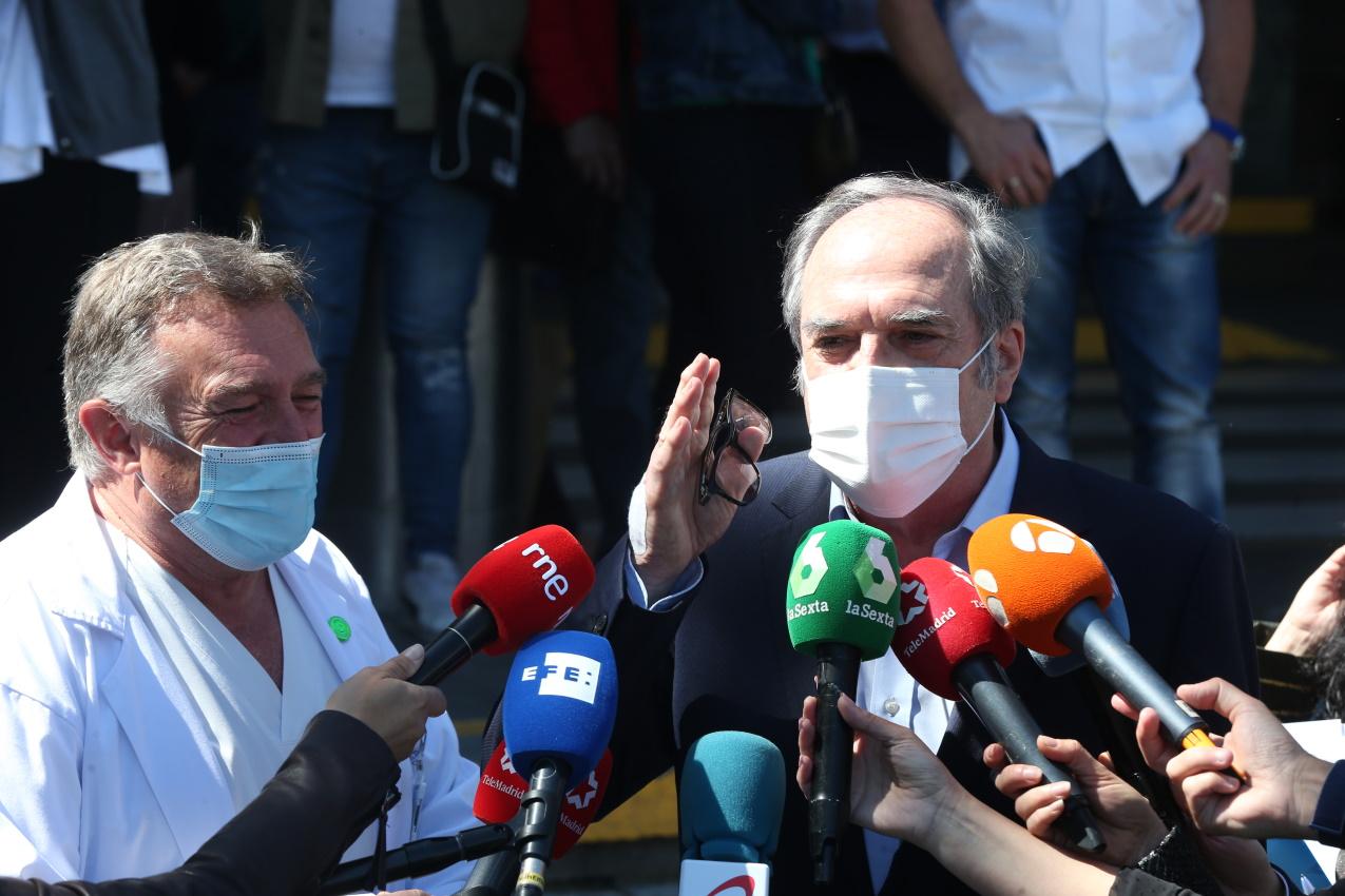 El candidato del PSOE a la Presidencia de la Comunidad de Madrid, Ángel Gabilondo, ofrece declaraciones a los medios a su salida del Hospital Ramón y Cajal tras recibir el alta.