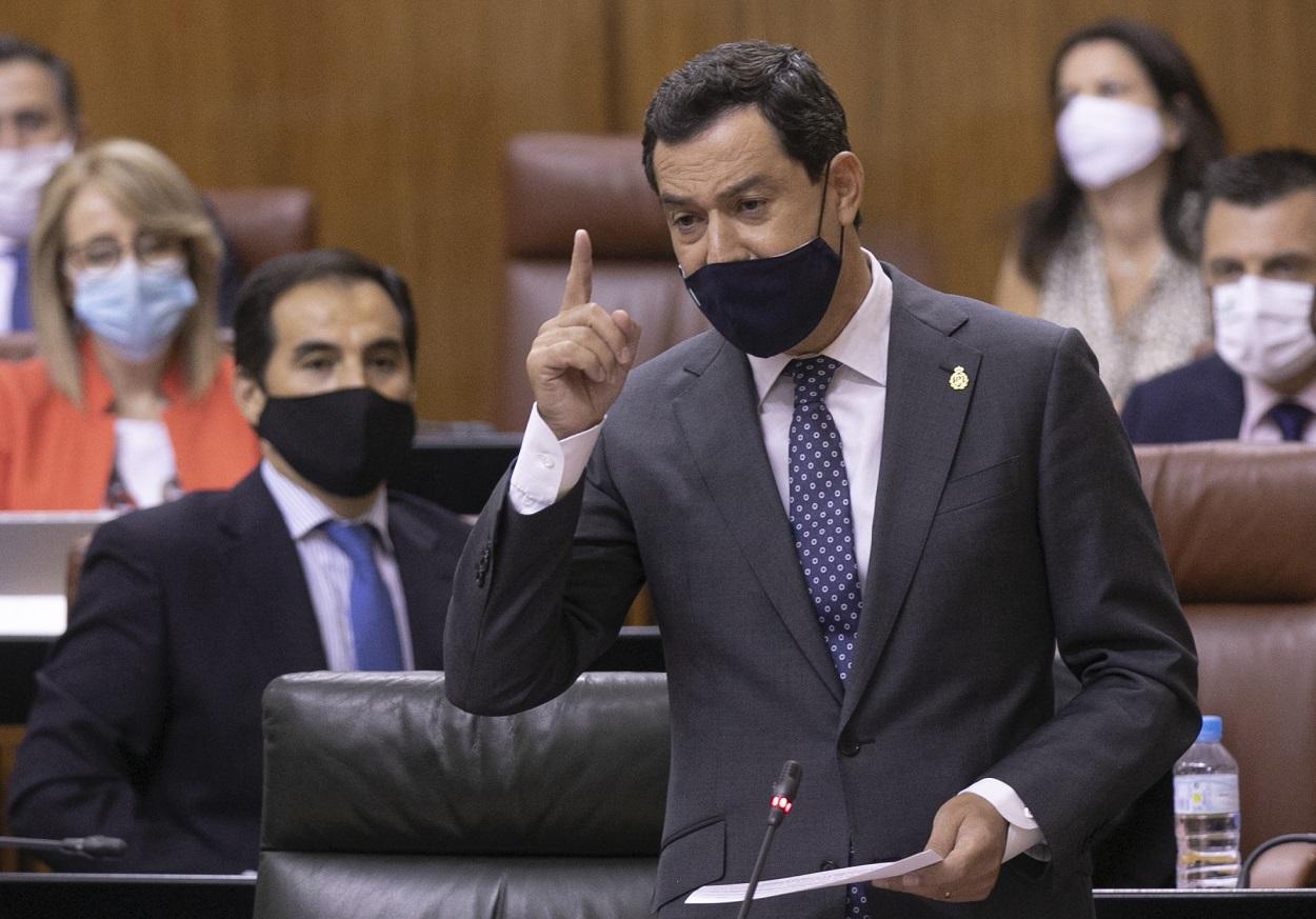 El presidente de la Junta de Andalucía, Juanma Moreno, durante su intervención en la sesión de control al gobierno con preguntas al presidente en el Pleno del Parlamento de Andalucía. María José López