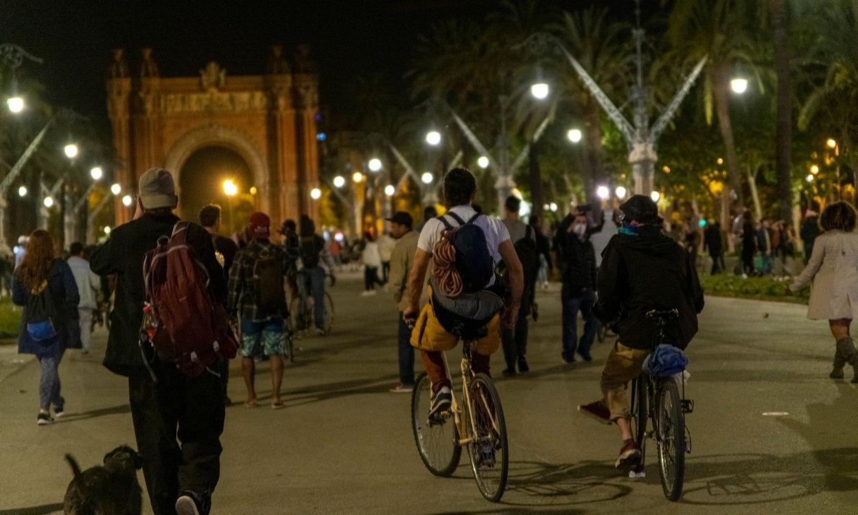 Varias personas reunidas en un ambiente festivo en el Arco del Triunfo a 7 de mayo de 2021, en Barcelona (España). 