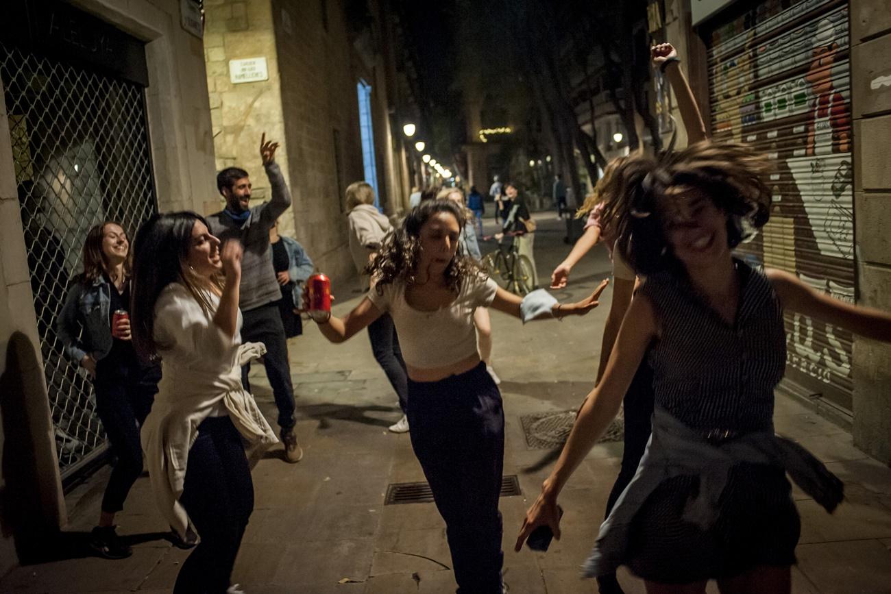 Noche de fista en Barcelona tras decaer el Estado de Alarma