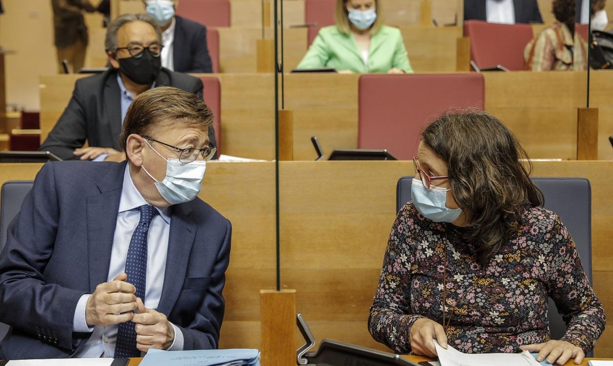 El president de la Generalitat Valenciana, Ximo Puig (i), y la vicepresidenta portavoz de la Generalitat, Mónica Oltra. EP