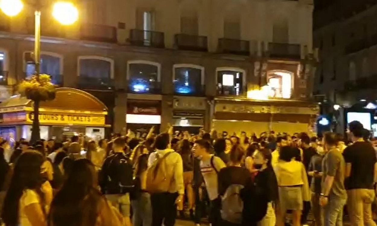 Multitud de personas celebran el fin del estado de alarma en la Puerta del Sol de Madrid. EP