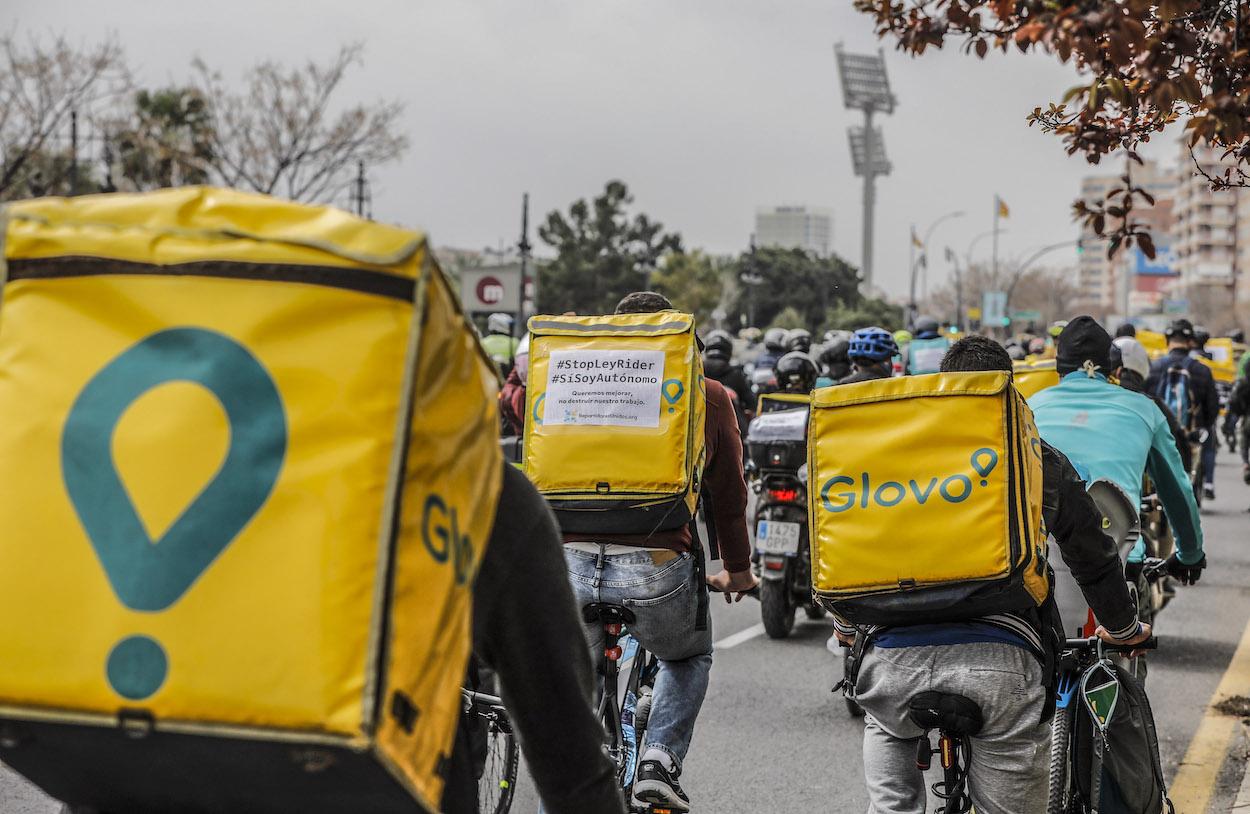 Varios 'riders' participan en una manifestación de repartidores a domicilio, en Valencia, Comunidad Valenciana (España)