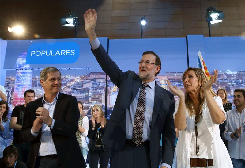 Polémica expulsión de activistas antidesahucios que interrumpieron el mitin de Rajoy en Barcelona
