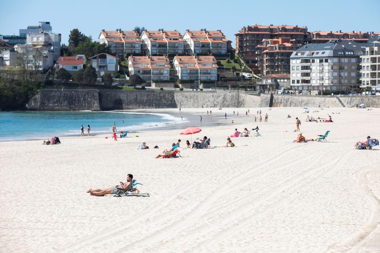 Imagen de Silgar, la playa urbana de Sanxenxo que también contribuye a que el municipio sea el que más banderas azules tiene de España (Foto: Europa Press).
