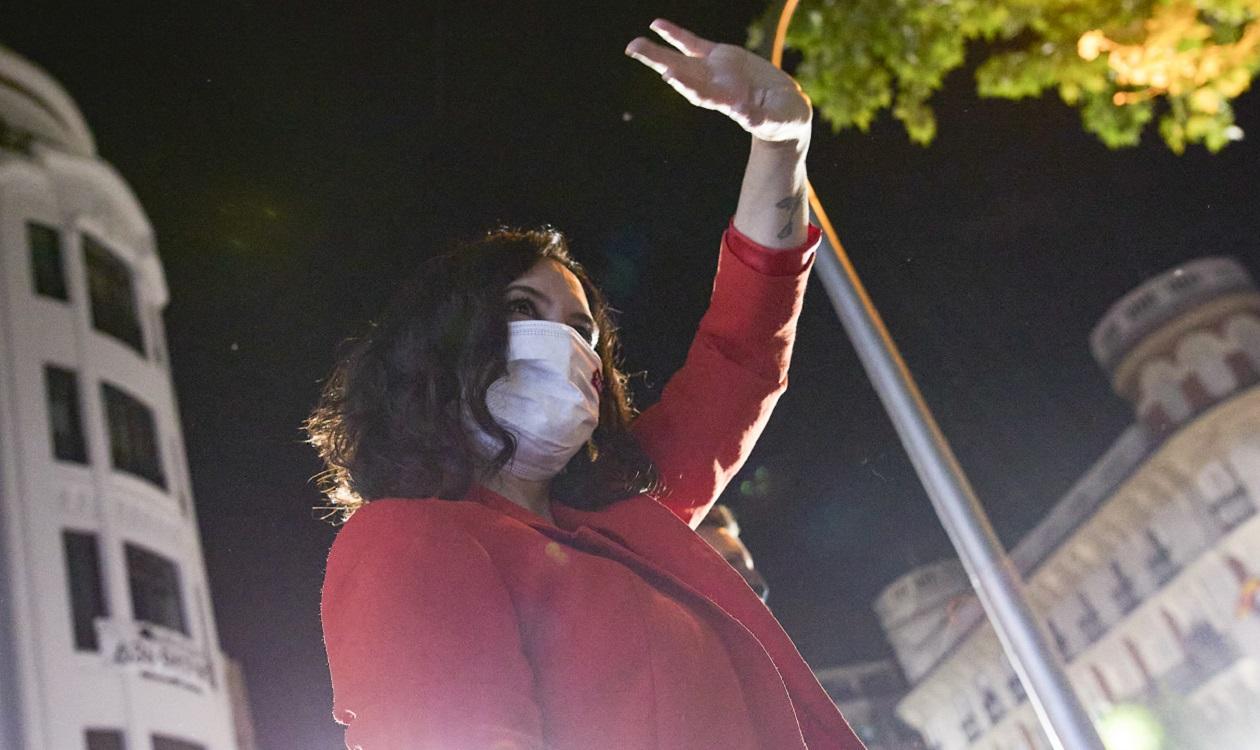 La presidenta de la Comunidad de Madrid y candidata a la reelección por el PP, Isabel Díaz Ayuso, saluda desde el balcón de Génova. EP