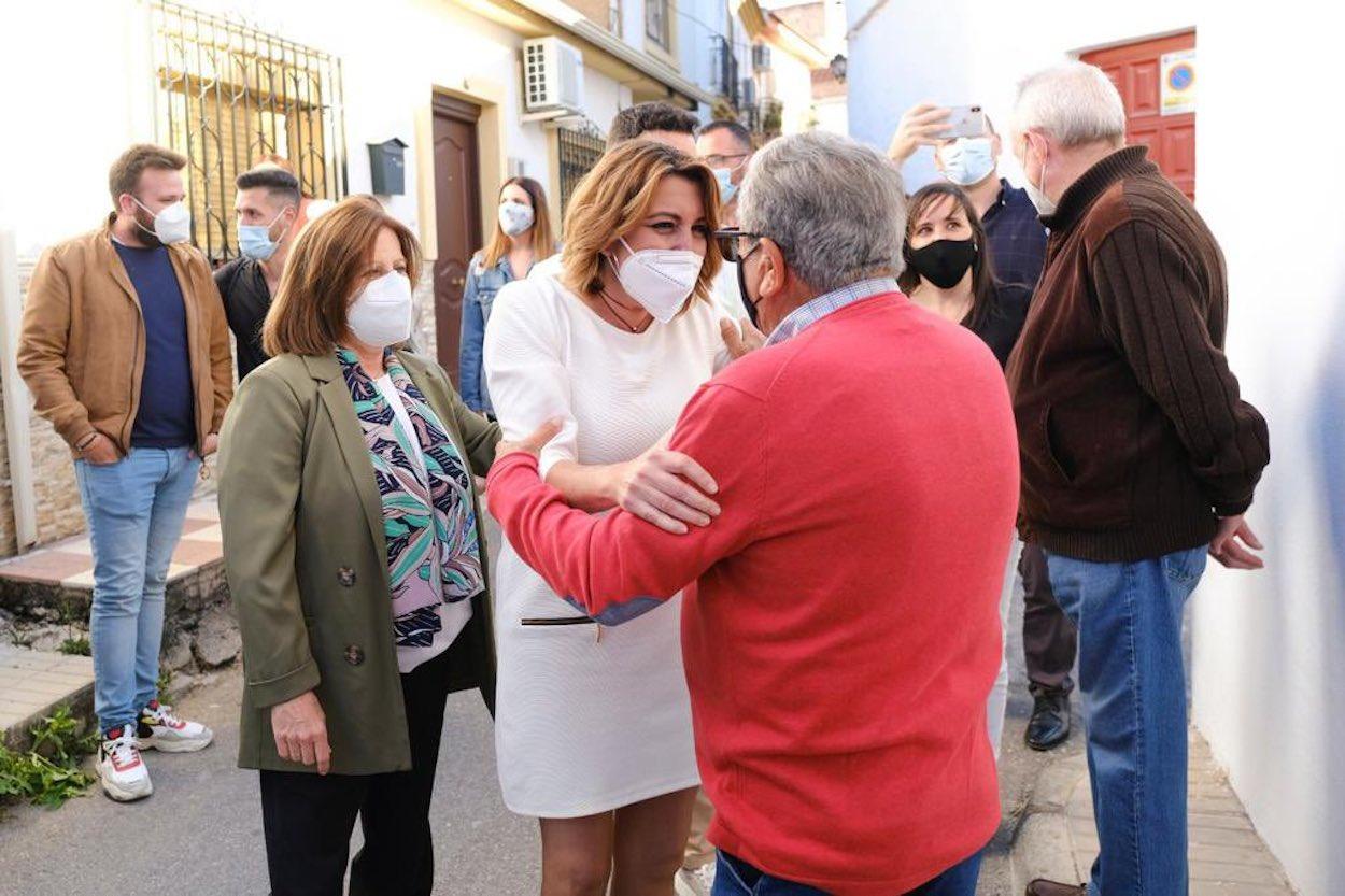 La candidata Susana Díaz saludando a un simpatizante.