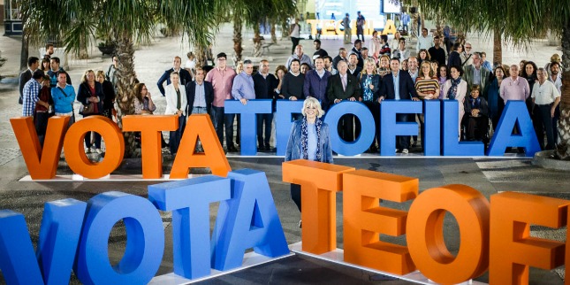 Teófila se queja de que todos los partidos, salvo el PP, ensucian Cádiz con carteles