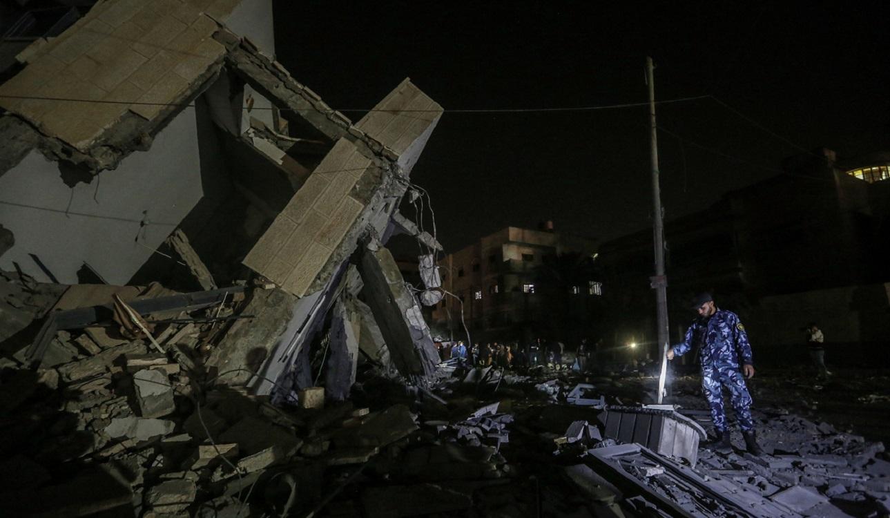 Palestinos inspeccionan los restos del edificio derrumbado por los misiles israelís. FotoMohammed Talatene , DPA