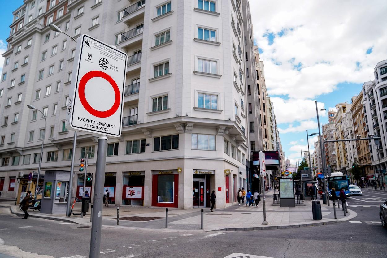 Una señal indicativa de Madrid Central en una vía de la capital, a 11 de mayo de 2021, en Madrid (España)