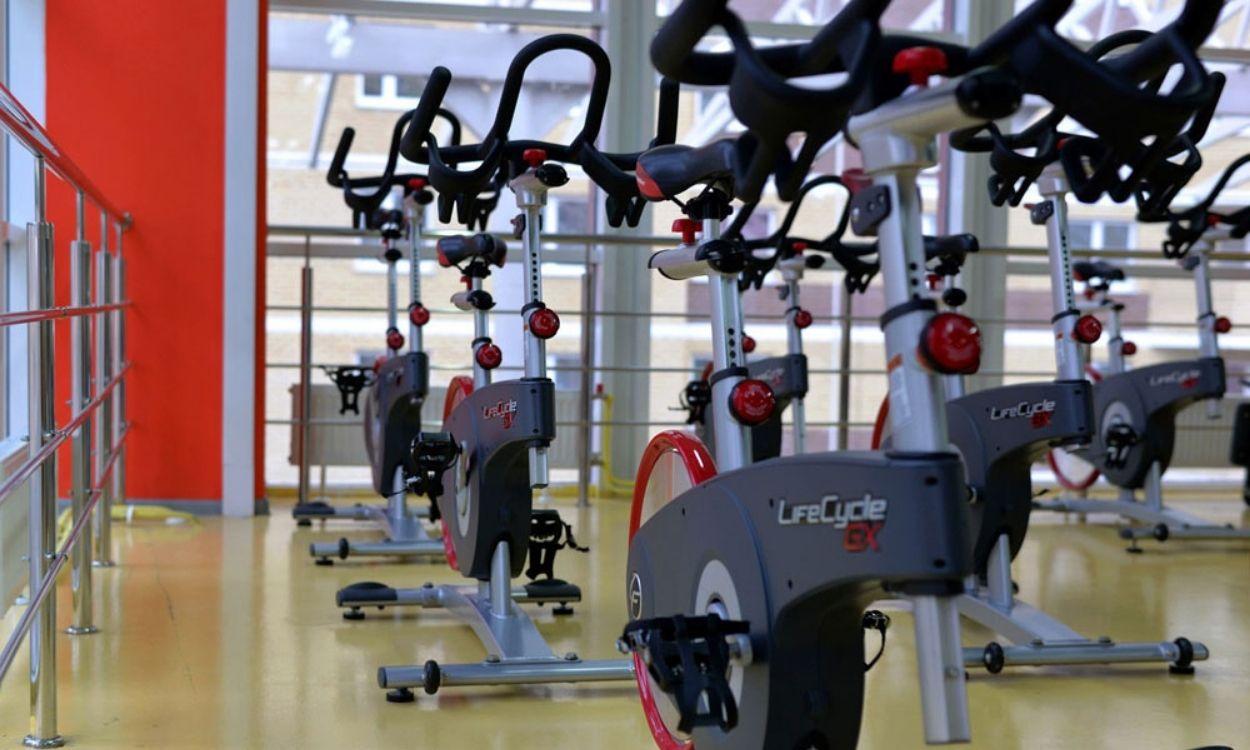 La sala de spinning de un gimnasio. Pixabay. 