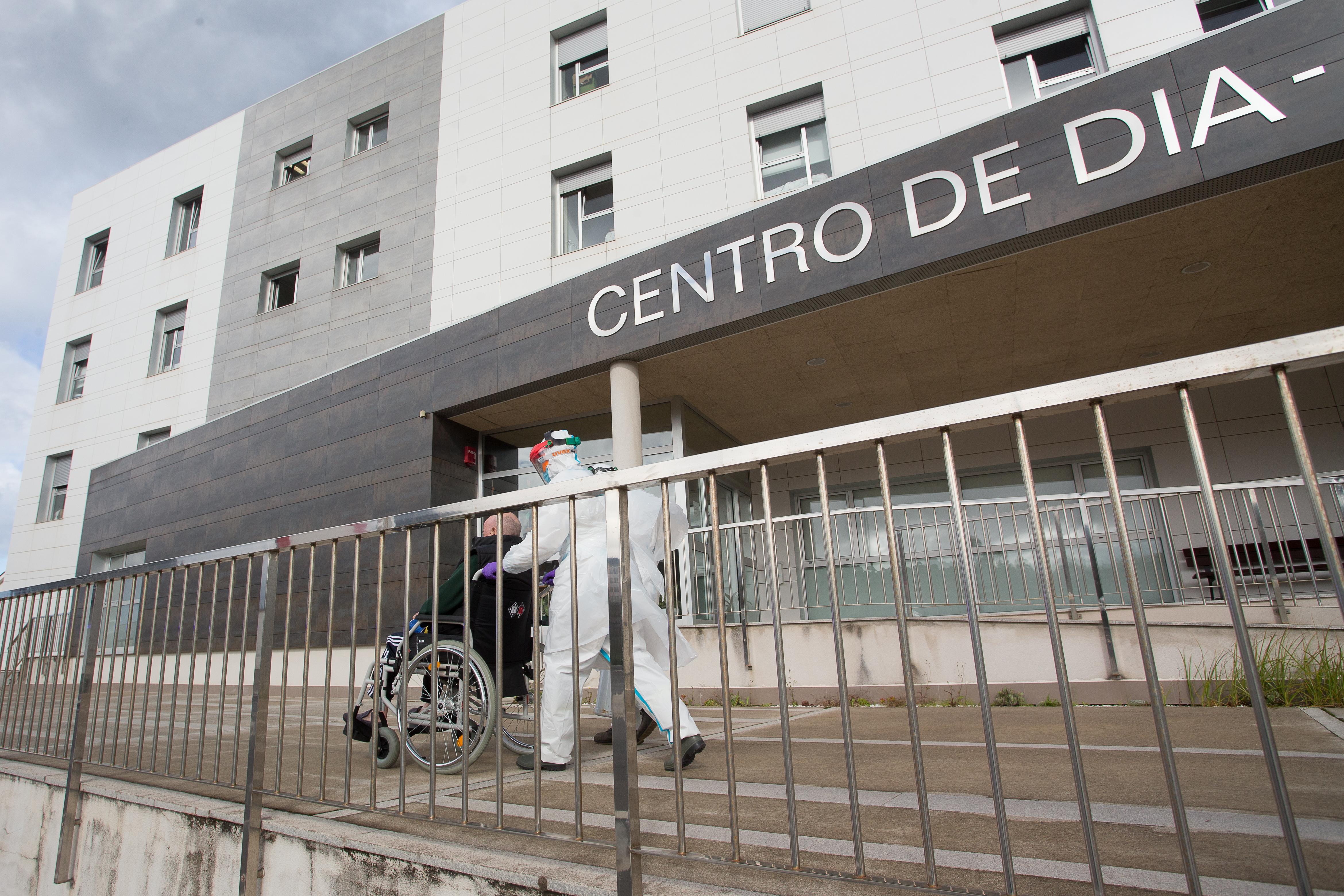 Desde el inicio de la pandemia casi 800 personas con relación directa o indirecta con residencias gallegas han fallecido (Foto: Europa Press). 