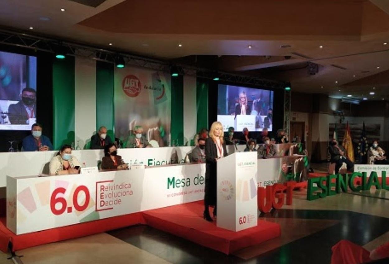 Carmen Castilla dirigiéndose al plenario del XII Congreso de UGT A.