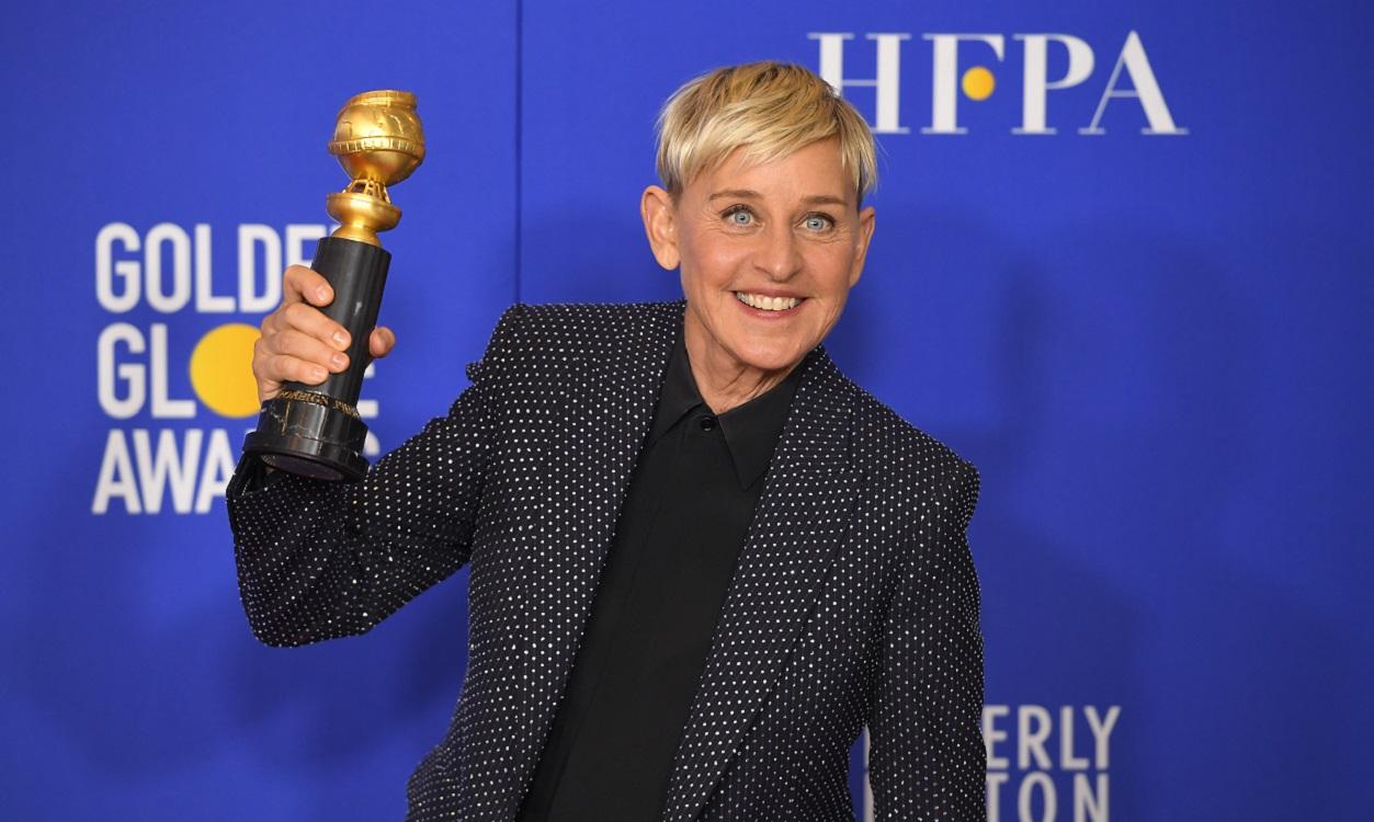 Ellen DeGeneres posa con su trofeo de los Globos de Oro en el Hotel Beverly Hilton, en noviembre de 2020. Foto  Kevin Sullivan,ZUMA