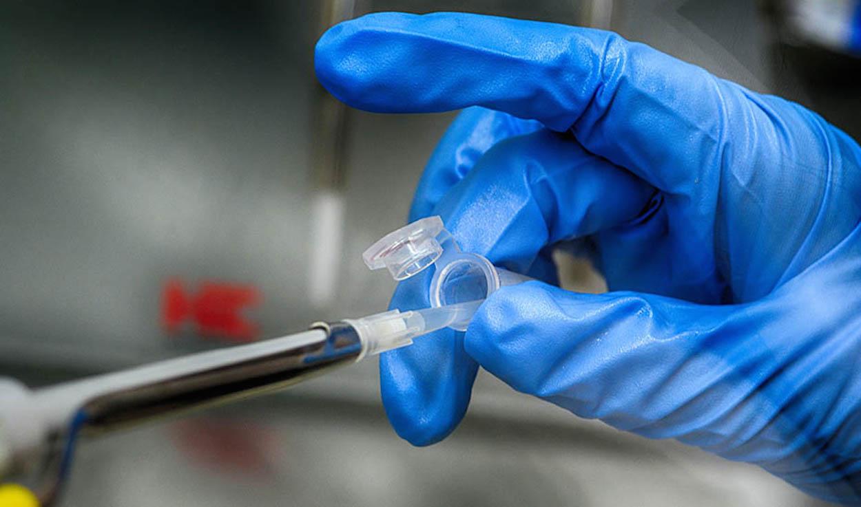 Investigador trabajando en un laboratorio. JUNTA DE ANDALUCÍA