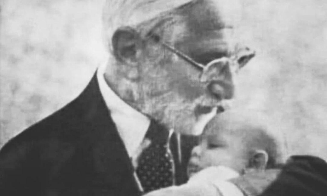 El científico Albert Bruce Sabin con un recién nacido. 