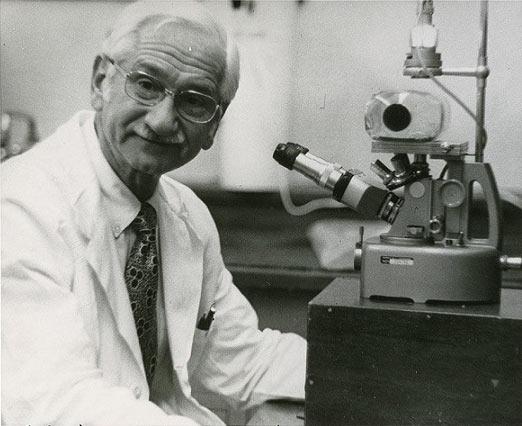 El científico Albert Sabin en su laboratorio. El científico Albert Sabin en su laboratorio.