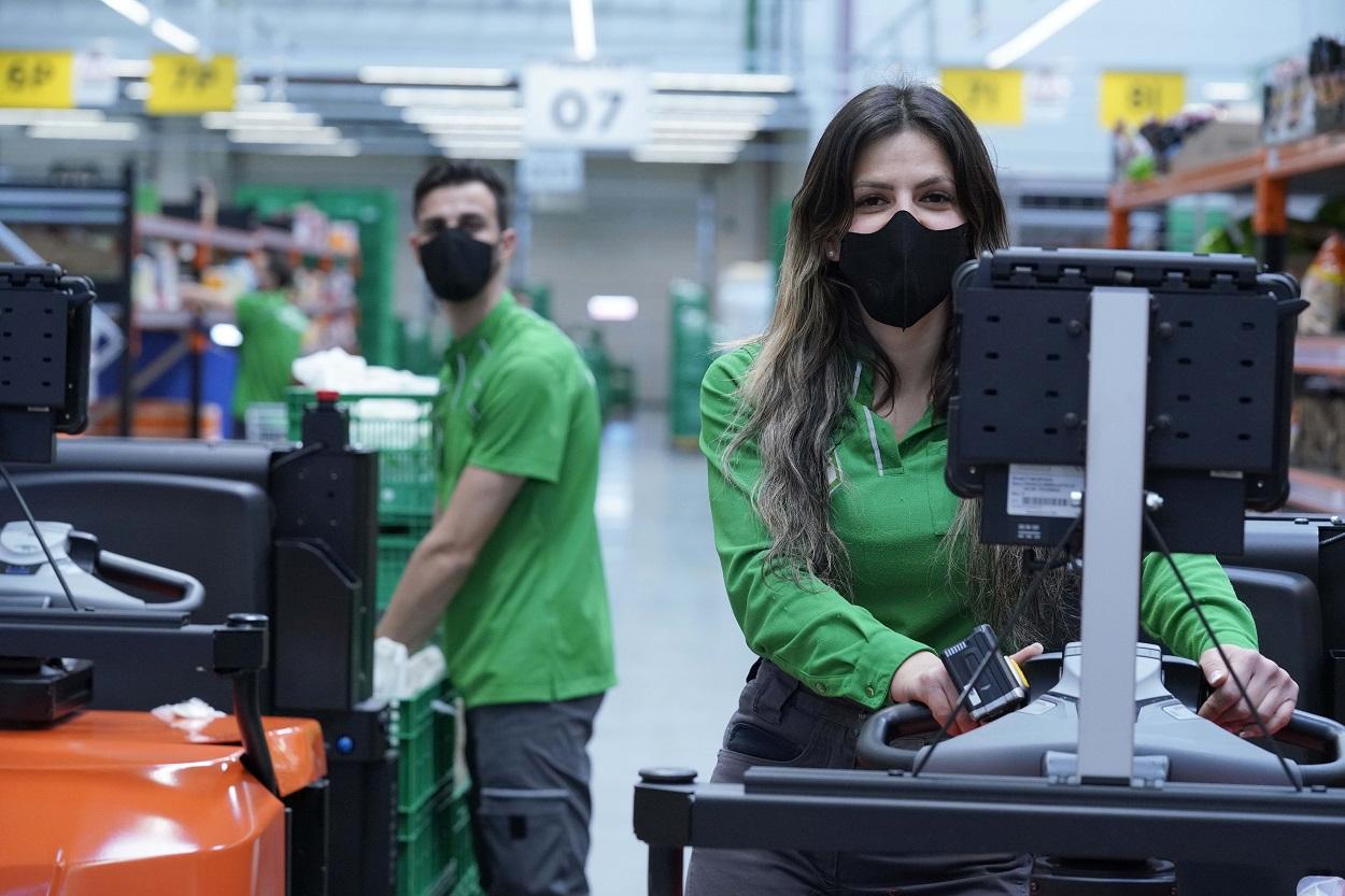 Dos trabajadores de Mercadona con las nuevas mascarillas corporativas