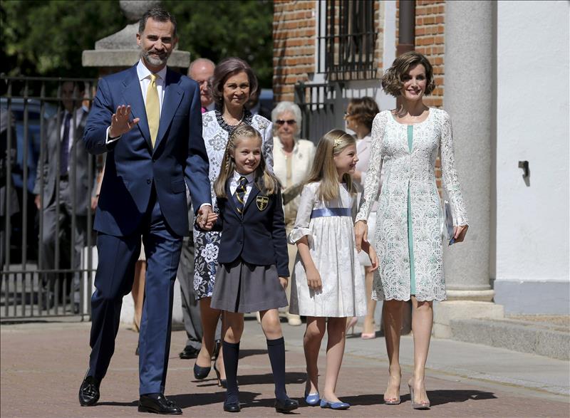 Leonor toma la primera Comunión acompañada sólo de sus padres y abuelos