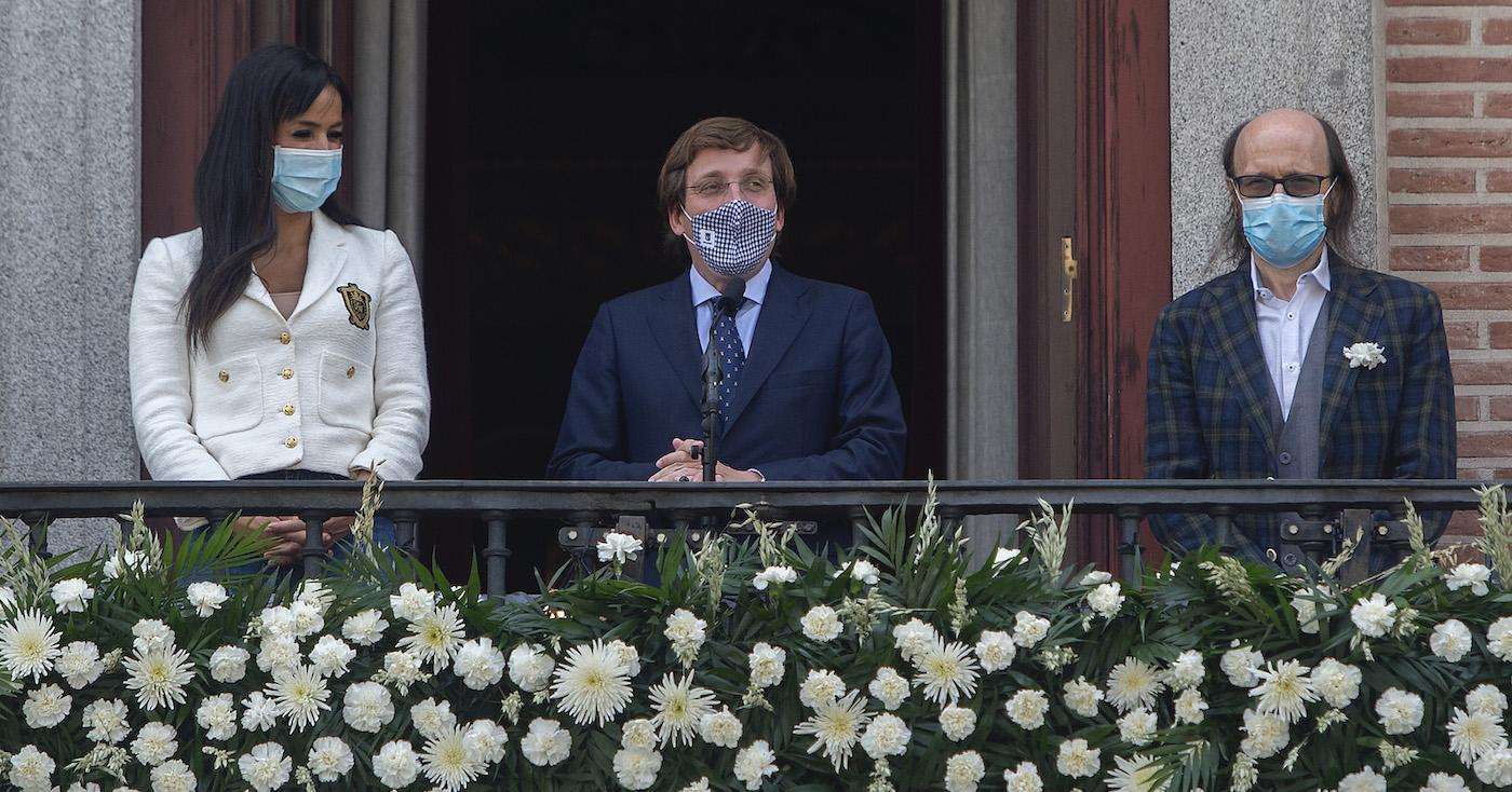 (I-D) La vicealcaldesa de Madrid, Begoña Villacís; el actor y director de cine Santiago Segura y el alcalde, José Luis Martínez-Almeida durante la lectura del pregón de las Fiestas de San Isidro 2021, en el balcón de la Casa de la Villa, a 13 de mayo de 2