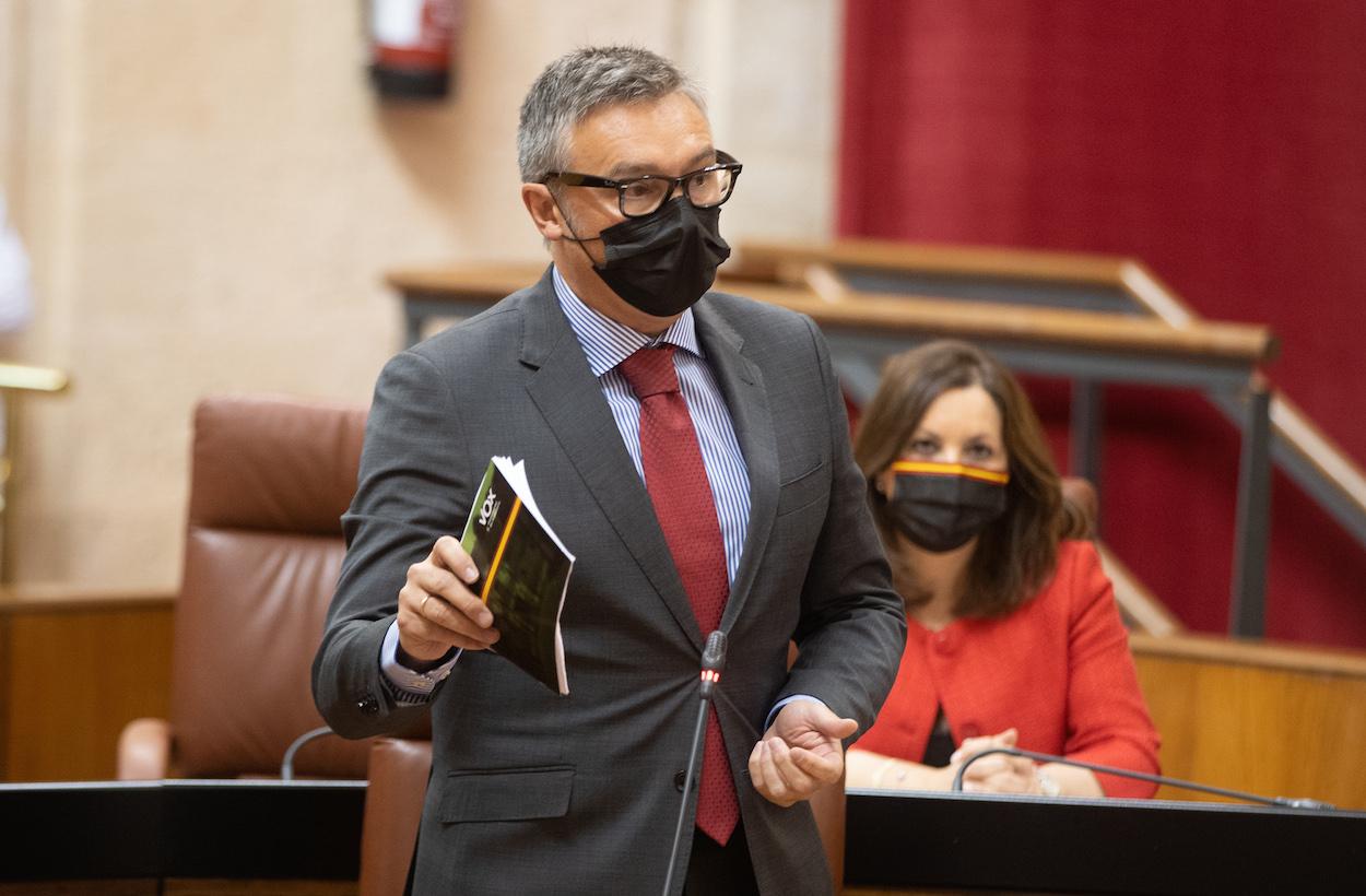 El nuevo portavoz de Vox Manuel Gavira, durante su intervención en la sesión de control al Gobierno. EDUARDO BRIONES/EP