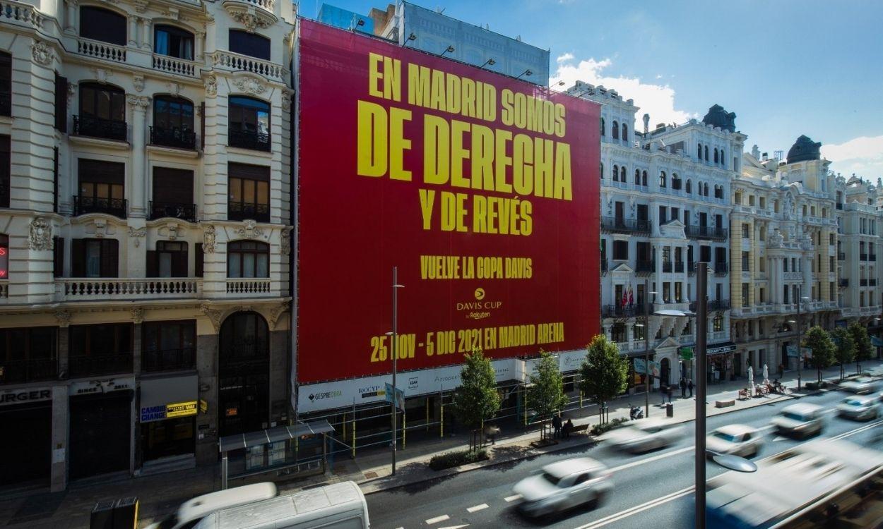 El cartel de la Copa Davis de Piqué en la Gran Vía de Madrid. EP