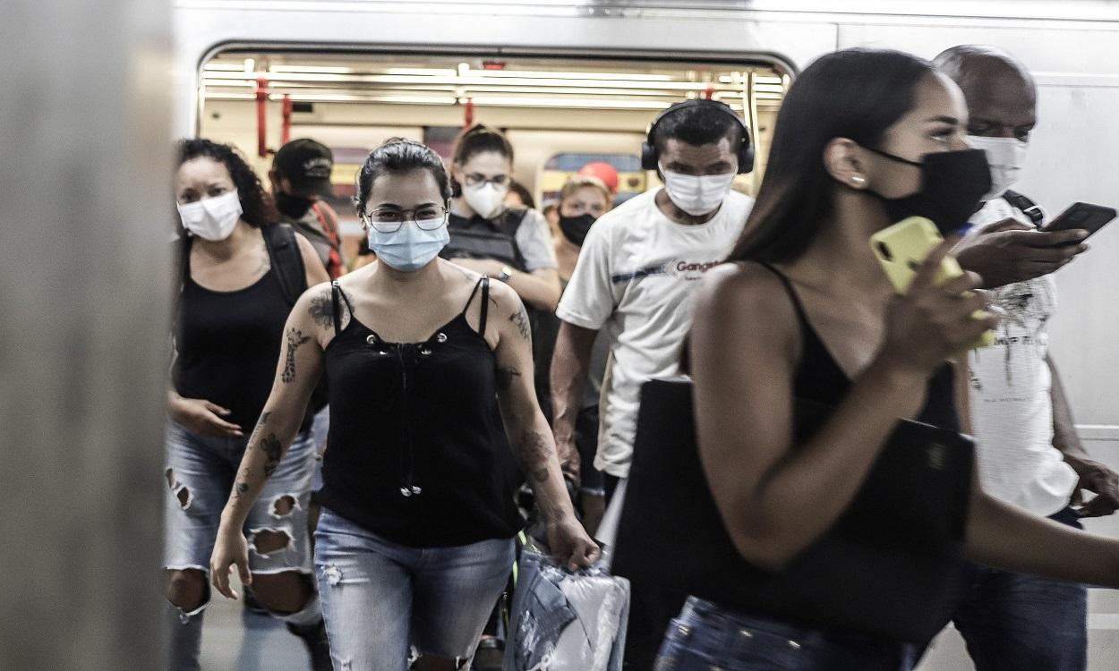 Personas con mascarilla saliendo de un tren. EP