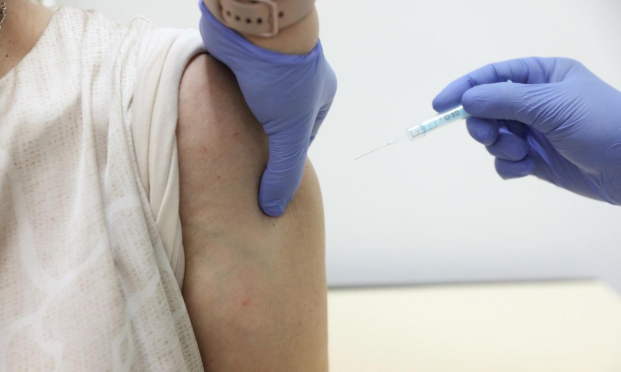 Una persona recibe la vacuna contra el Covid-19. EP