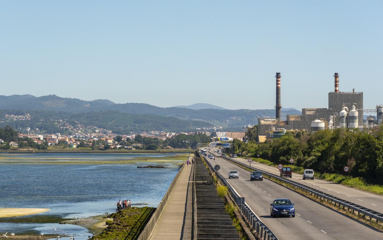 Imagen de la Ría de Pontevedra con la fábrica de celulosa de ENCE a apenas unos metros (Foto: Europa Press).