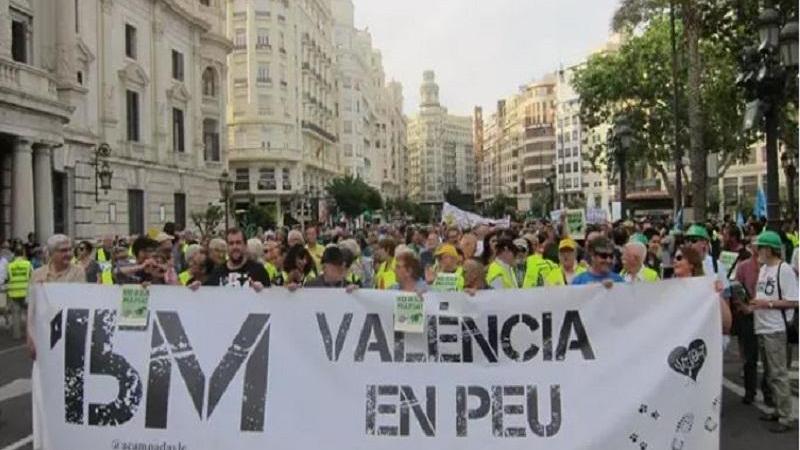 Varias personas recorren Valencia seis años después del 15M