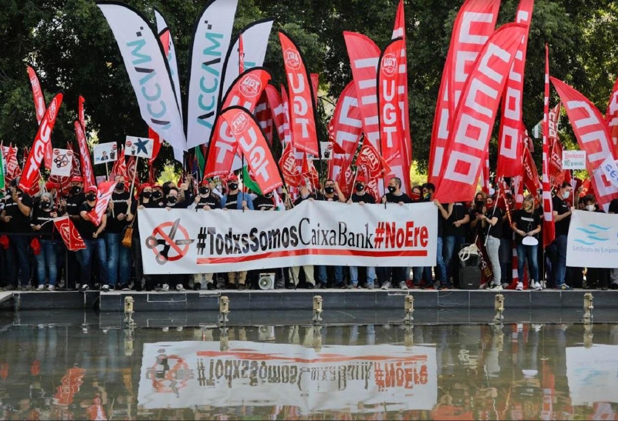 Protestas de los sindicatos ante la Junta General de Accionistas de CaixaBank. Europa Press