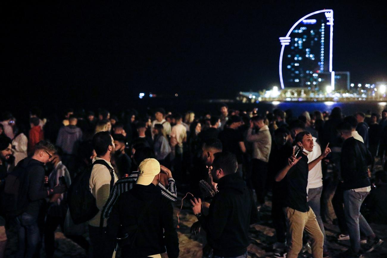 Noche de fiesta en la playa de la Barceloneta