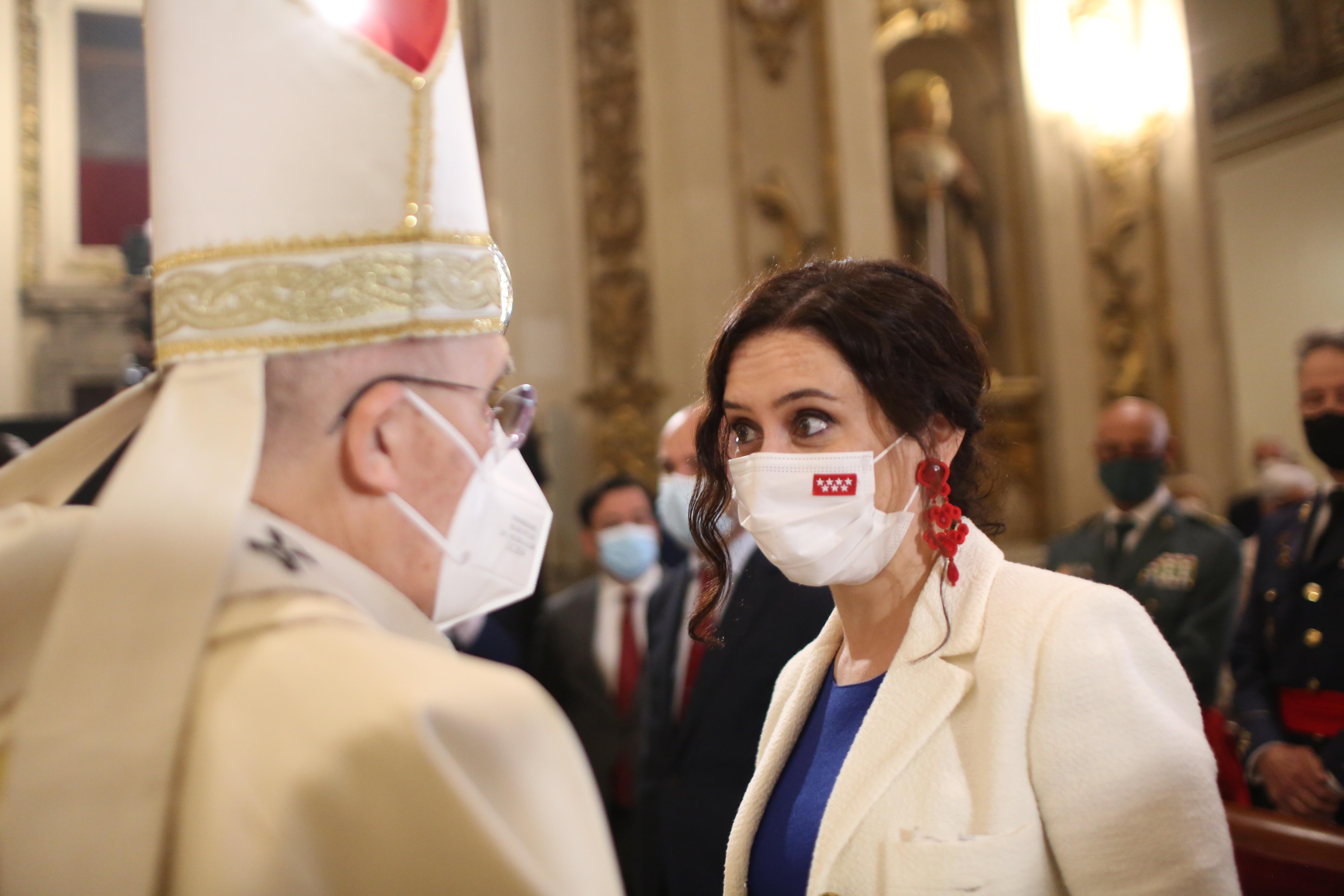 La presidenta de la Comunidad de Madrid, Isabel Díaz Ayuso, conversa con el Arzobispo de Madrid, Carlos Osoro, durante la misa concelebrada en honor a San Isidro Labrador en la Real Colegiata de San Isidro, a 15 de mayo de 2021