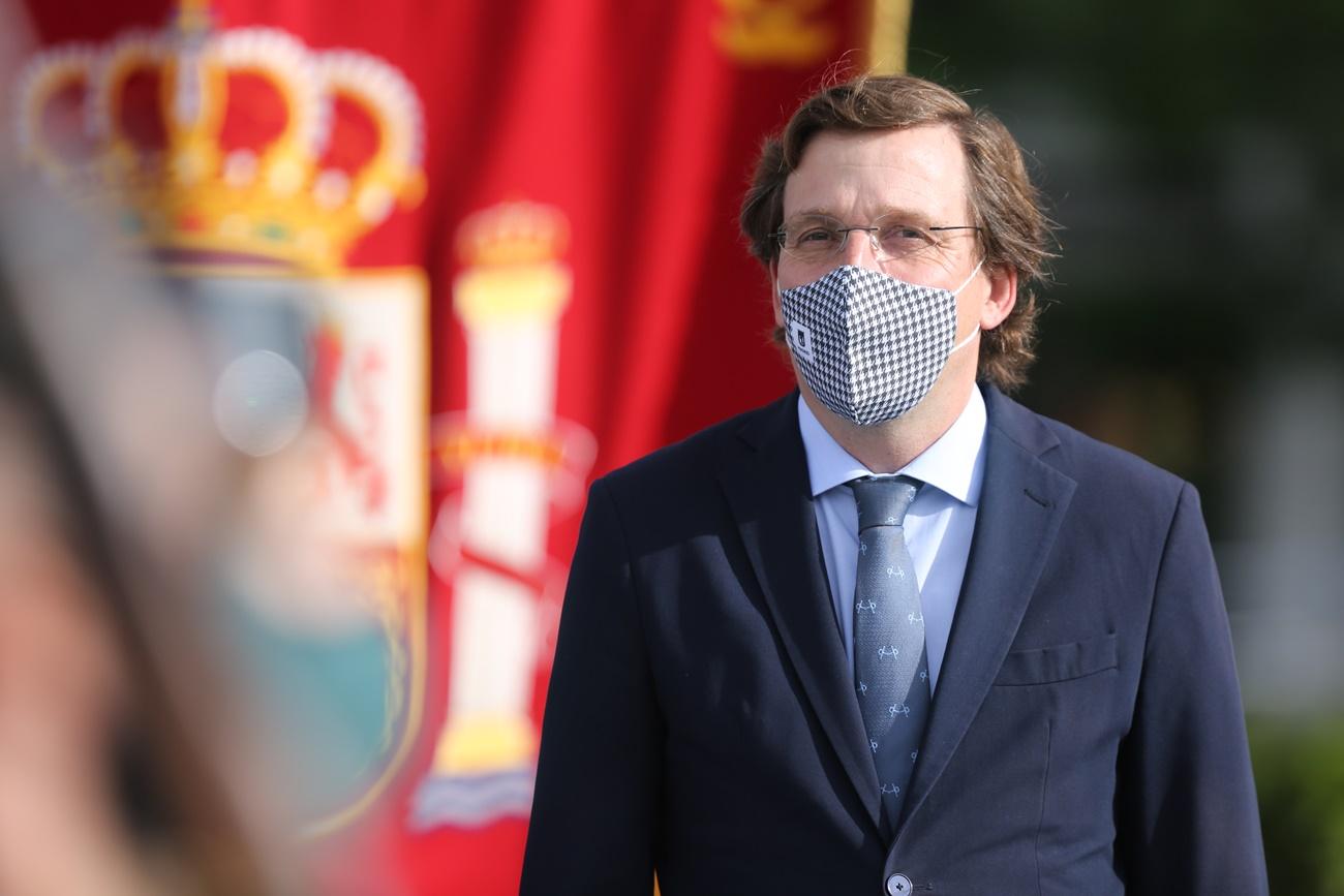 El alcalde de Madrid, José Luis Martínez Almeida, durante el izado de bandera con motivo del Día de San Isidro en los Jardines del Descubrimiento de la Plaza de Colón