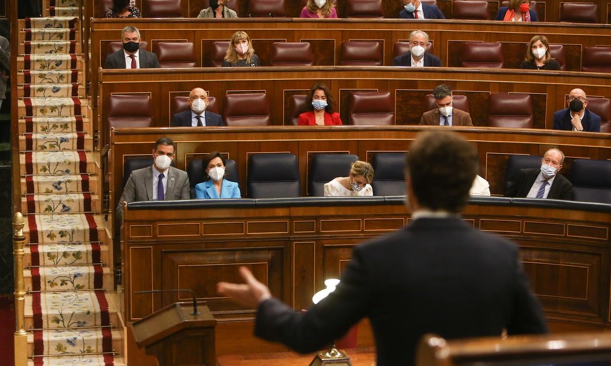 El presidente del Gobierno, Pedro Sánchez, escucha al líder del PP, Pablo Casado, en el Congreso de los Diputados. EP
